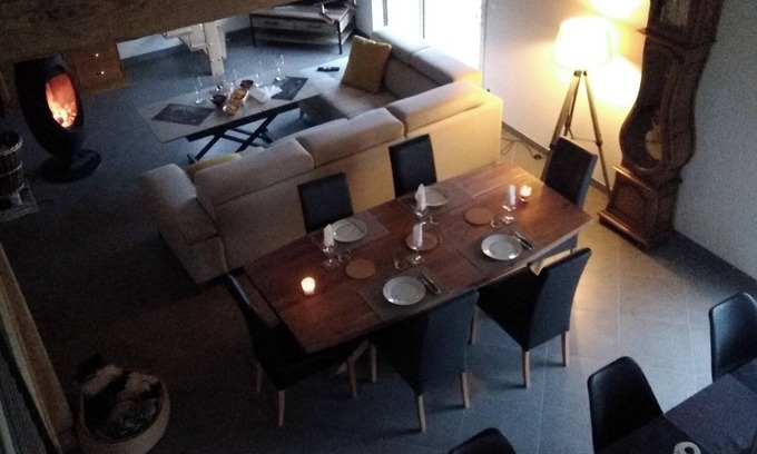 Le Nayrac House | Holiday Home 'Maison Chalet' with Mountain View, Private Terrace and Wi-Fi