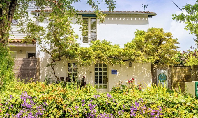 Pornic House | Holiday Home 'Maison De Charme - 400m Plage' with Private Terrace, Private Garden and Wi-Fi