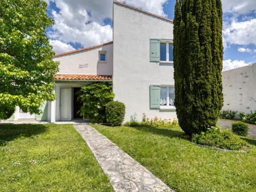Vaux-sur-Mer House | Holiday Home Maison Pasteur by Interhome