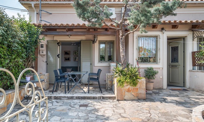 Mazarakata House | Holiday Home 'Marias Charming Mezonet' with Mountain View