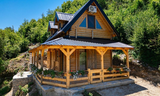 Rijeka Crnojevica Cottage | Holiday Home Mia
