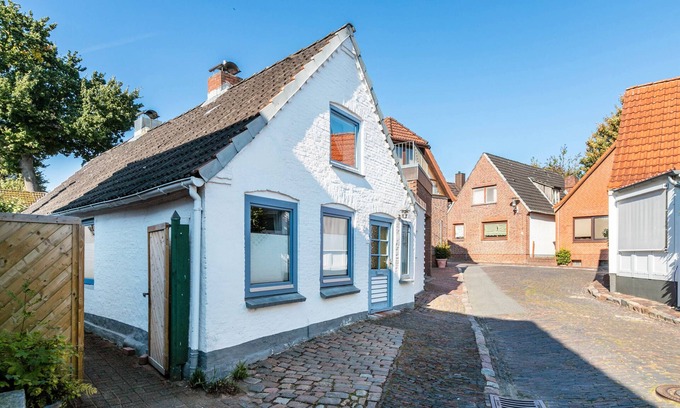 Meldorf House | Holiday Home 'Möwennest Meldorf' with Private Terrace, Private Garden and Wi-Fi