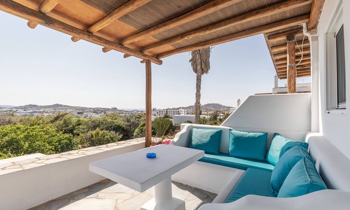 Ano Mera House | Holiday Home 'Mykonian Breeze Deluxe Junior Suite' with Mountain View, Wi-Fi and Air Conditioning
