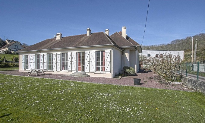 Sainte-Honorine-des-Pertes House | Holiday Home near Bayeux and North Sea Beach