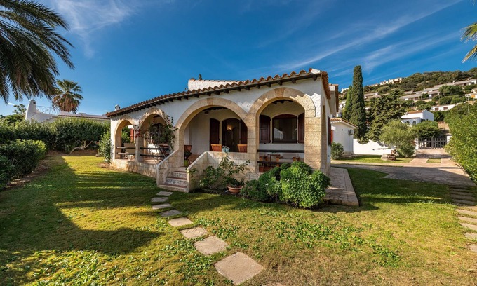 Costa Rei Villa | Holiday Home Near the Beach - "Villa Lucienne" with Wi-Fi, Terrace and Garden