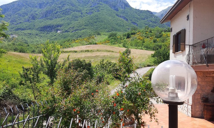 Palombaro House | Holiday Home 'Nel Cuore Della Maiella' with Mountain View, Private Terrace and Wi-Fi