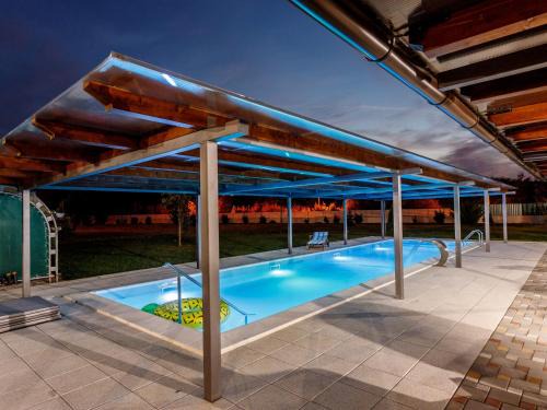Neoric House | Holiday Home Neoric with Heated Pool