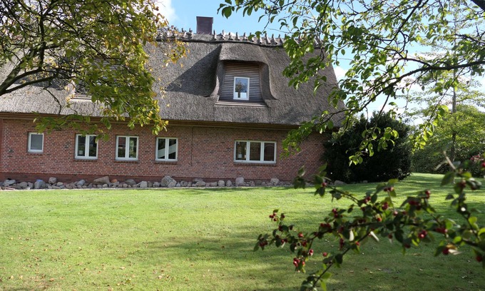 Hellert House | Holiday Home 'Olendeel' with Private Terrace, Private Garden and Wi-Fi