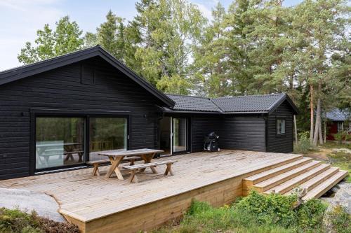 Sodersvik House | Holiday home on Radmanso, Norrtalje with lake view