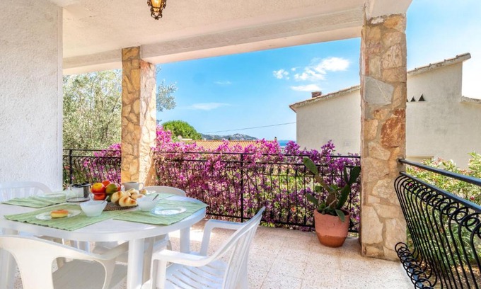 El Mas Fumats House | Holiday Home People I by Interhome