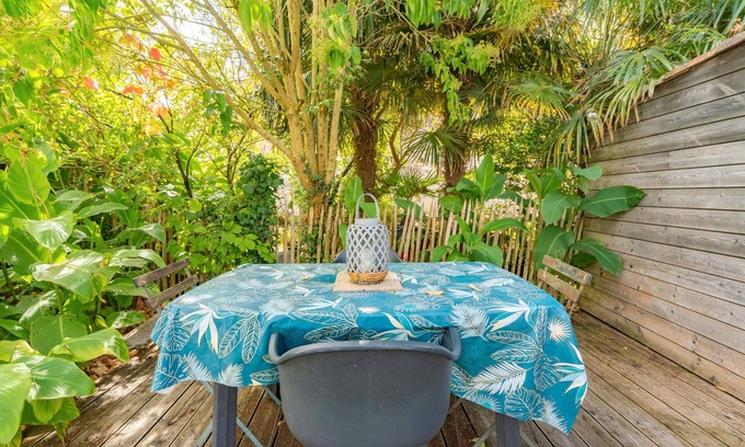Chaillevette House | Holiday Home 'Porche Bis' with Private Garden and Wi-Fi