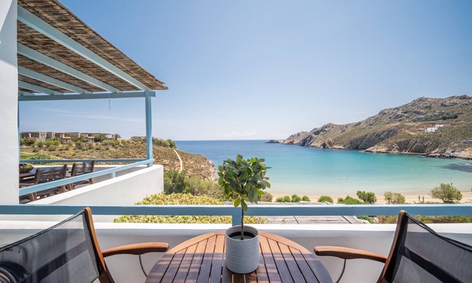 Serifos House | Holiday Home 'Psili Ammos' with Private Terrace, Balcony and Air Conditioning