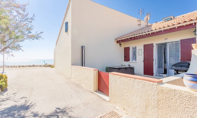 Leucate House | Holiday Home 'Residence Naturiste Eden' with Sea View, Private Terrace and Wi-Fi