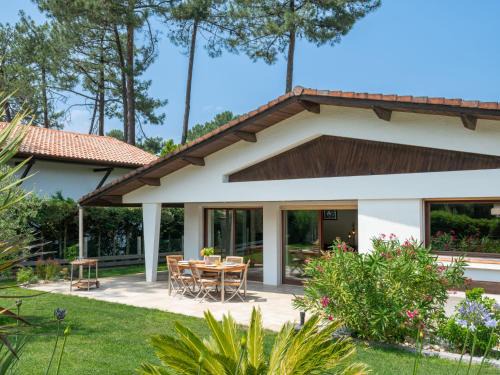 Mimizan House | Holiday Home Roitelet by Interhome