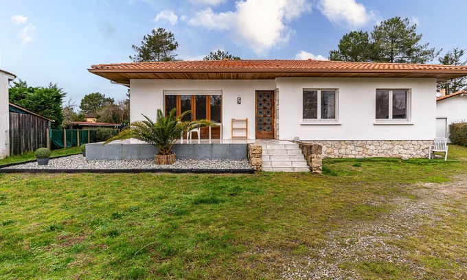 Onesse-et-Laharie House | Holiday Home 'Rosa' with Shared Terrace, Private Garden and Wi-Fi