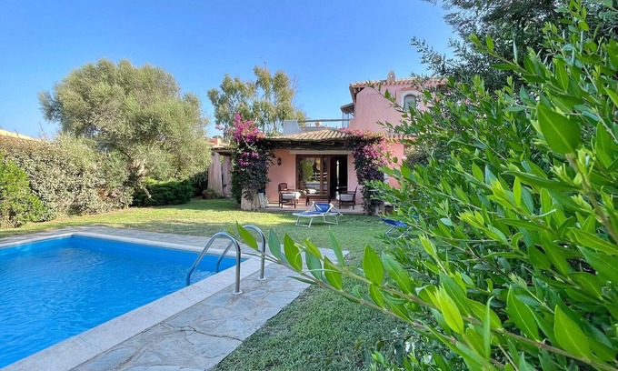 Punta De Su Turrione House | Holiday Home 'Rosa' with Private Pool, Wi-Fi and Air Conditioning