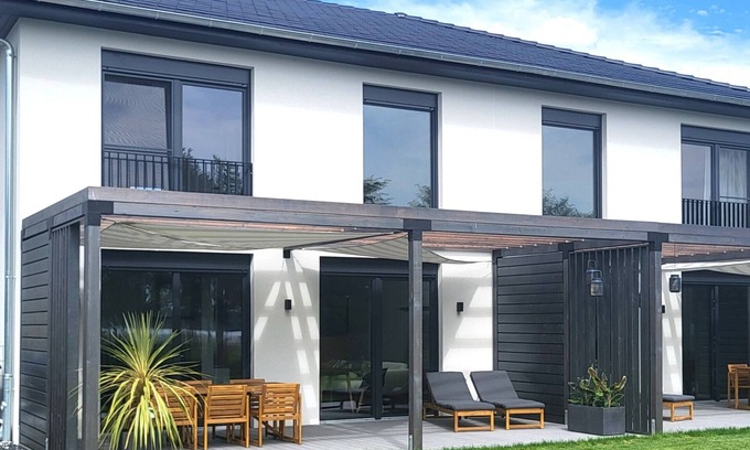 Muldestausee House | Holiday Home 'Schlossterrassen 8b' with Lake View, Private Terrace and Wi-Fi