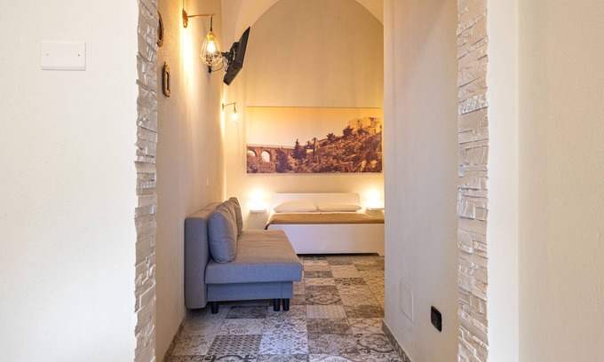 Centro Storico House | Holiday Home 'Sg Apartment Grand Luxury' with Shared Garden, Wi-Fi and Air Conditioning