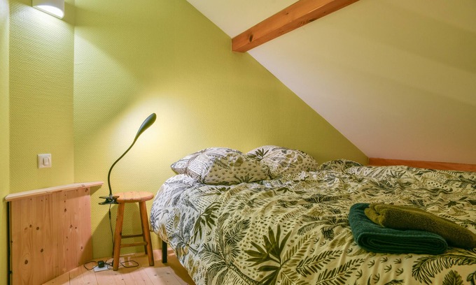 Aix-les-Bains House | Holiday Home 'Studio 4 Places Proche Lac' with Balcony, Wi-Fi and Air Conditioning