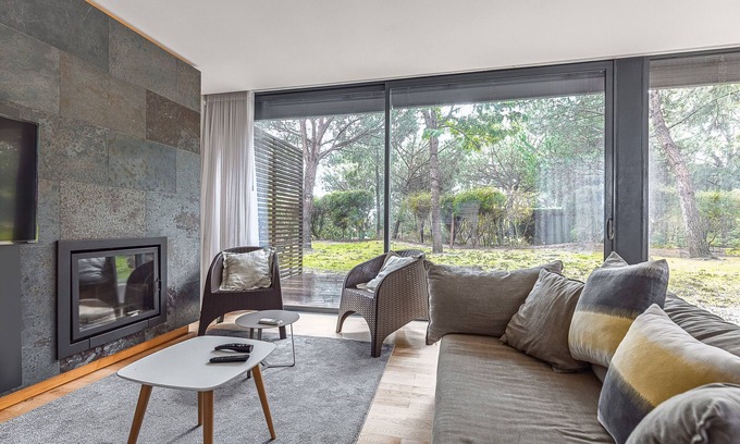 Carvalhal House | Holiday Home 'Summer Villa' with Private Terrace, Wi-Fi and Air Conditioning