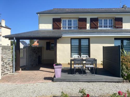 Barneville-Carteret House | Holiday Home Tytisa N-2 by Interhome