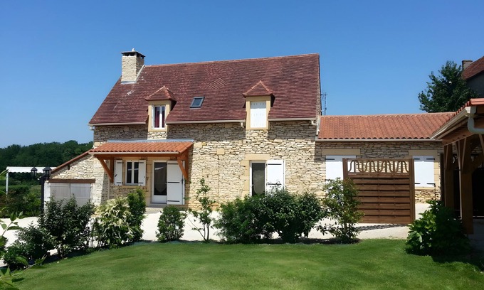 Saint-Genies House | Holiday Home 'Terre De Pierres - Aventurine' with Private Terrace and Private Garden