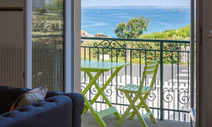 Trevignon House | Holiday Home 'Ty Porz Mouzic' with Sea View, Private Garden and Wi-Fi