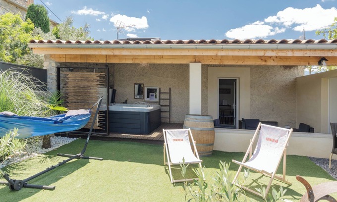 Pradons House | Holiday Home 'Villa Chardonnay' with Private Terrace, Wi-Fi and Air Conditioning