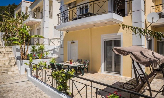 Ratzakli House | Holiday Home 'Villa Evita' with Sea View, Garden, Terrace & Wi-Fi