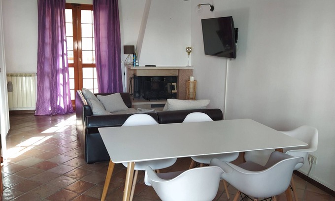 Nettuno House | Holiday Home 'Villetta Indipendente' with Private Terrace, Wi-Fi and Air Conditioning