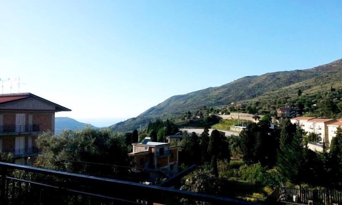 Pettineo House | Holiday home with garden