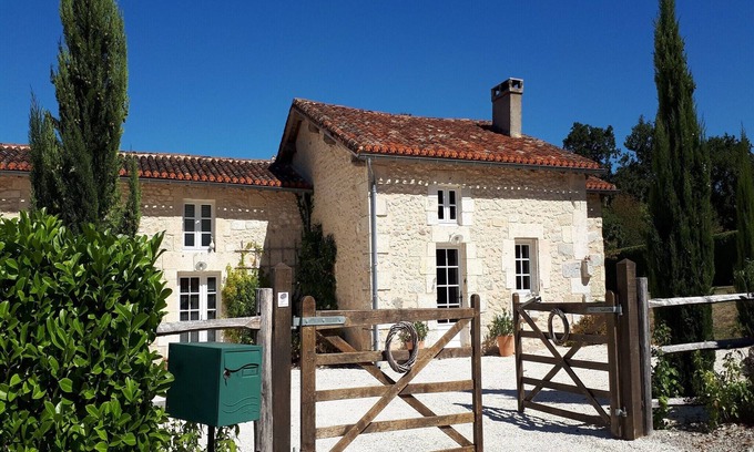 Verteillac House | Holiday home with pool in Verteillac