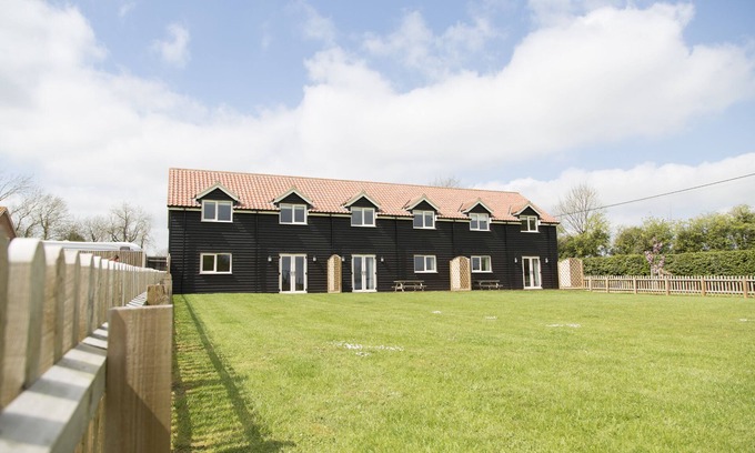 East Dereham House | Holiday Home with Pool, Sauna, Gym, Tennis Courts perfect for exploring Norfolk!