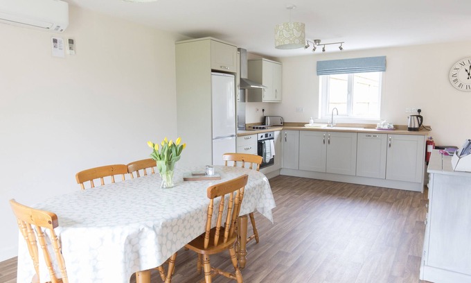 East Dereham House | Holiday Home with Pool, Sauna, Gym, Tennis Courts perfect for exploring Norfolk!