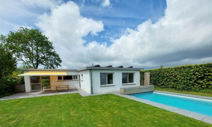 Koekelare House | holiday home with private heated swimming pool and outdoor sauna