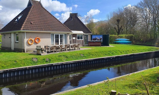 Eernewoude House | Holiday home with sauna and outdoor spa