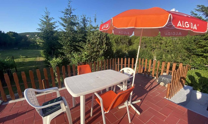 Kovagoors House | Holiday home with swing and garden shower
