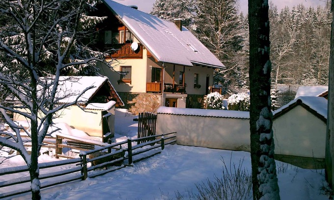 Rotava House | Holiday home With tiled stove and garden with barbecue facilities at the tennis court