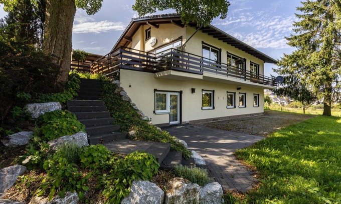 Usseln House | Holiday Home 'Zum Holzknecht' with Private Terrace, Spacious Garden and Wi-Fi