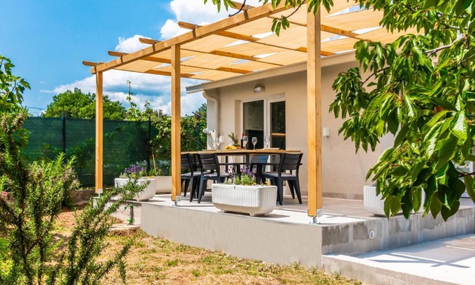 Rudine House | Holiday house Kristina with jacuzzi pool only for you