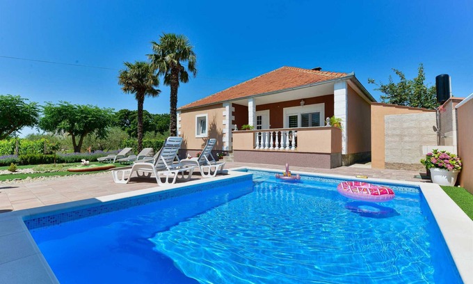 Benkovac Ski Chalet | Holiday House Meri with pool in a peaceful area