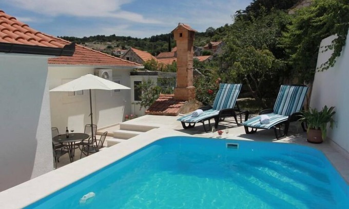 Nerezise House | Holiday House Pine Tree - Three Bedroom Holiday Home with Pool