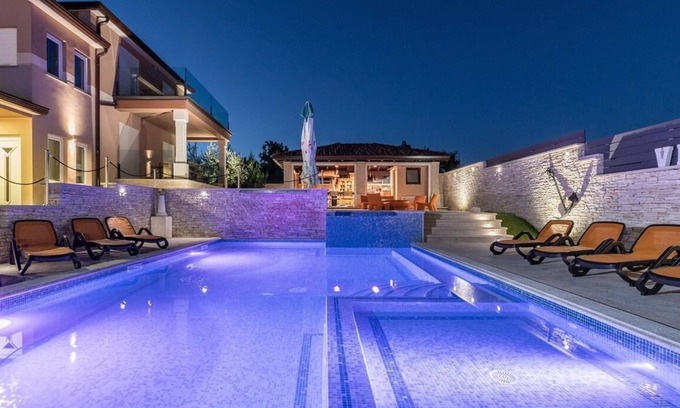 Valtura House | Holiday house Pula for 1 - 18 persons with 7 bedrooms - Holiday home