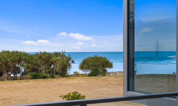 Sapphire Beach House | Holiday House with a spa right on Sapphire Beach!