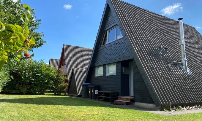 Damp House | Holiday house with fireplace, near the beach, dogs welcome