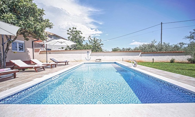 Valtura House | Holiday house with pool in nature