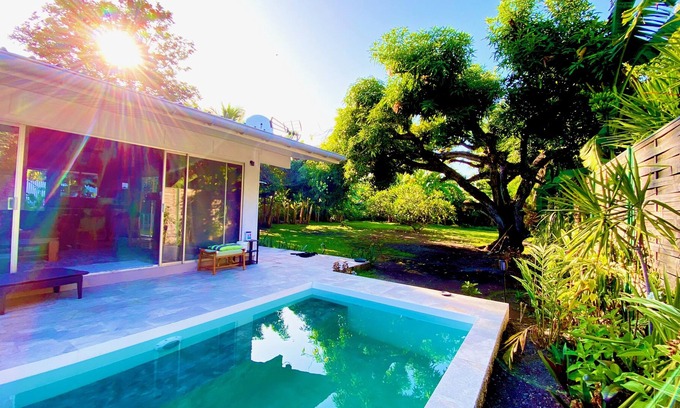 Punaauia House | Holiday house with private pool, near the beach with an exotic garden