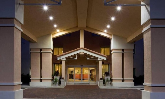 Pembroke Pines Hotel | Holiday Inn Express & Suites Pembroke Pines-sheridan St