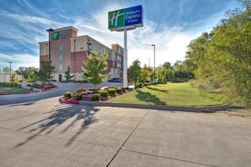 Oklahoma City Hotel | Holiday Inn Express and Suites Oklahoma City North by IHG