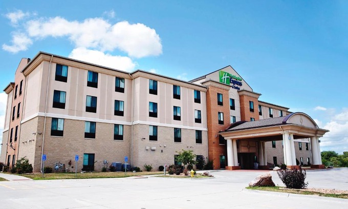 Urbandale Hotel | Holiday Inn Express and Suites Urbandale Des Moines by IHG